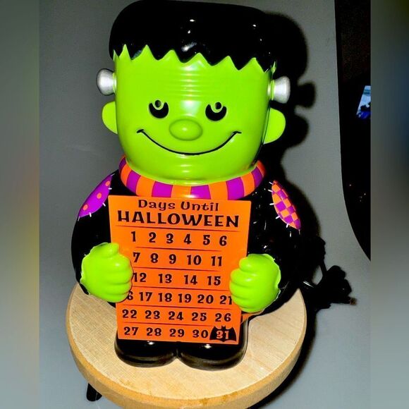 NEW SCENTSY WAX WARMER "COUNTDOWN TO HALLOWEEN " - Picture 1 of 3